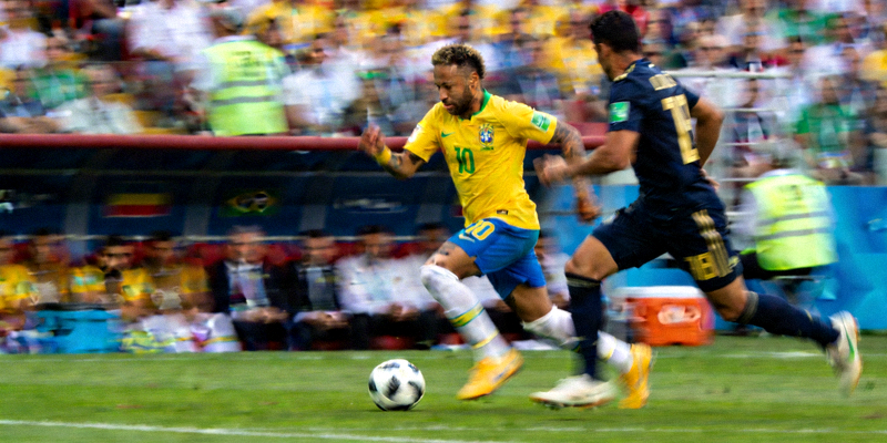 巴西队内马尔带球突破 - 身穿黄色球衣的球员正在过掉防守队员